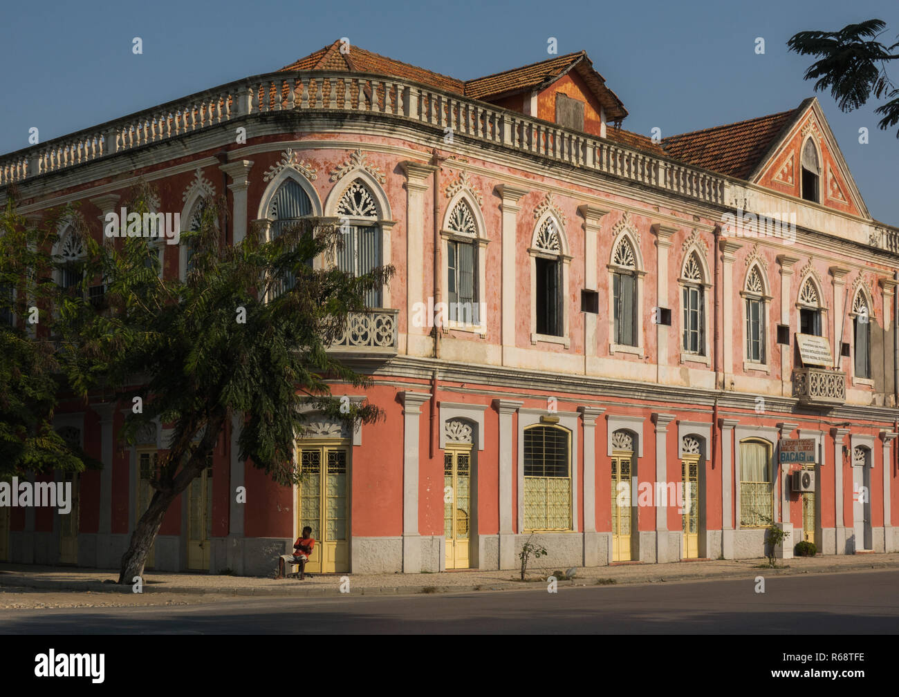 Vecchio stile Portoghese edificio coloniale, provincia di Benguela, Lobito in Angola Foto Stock