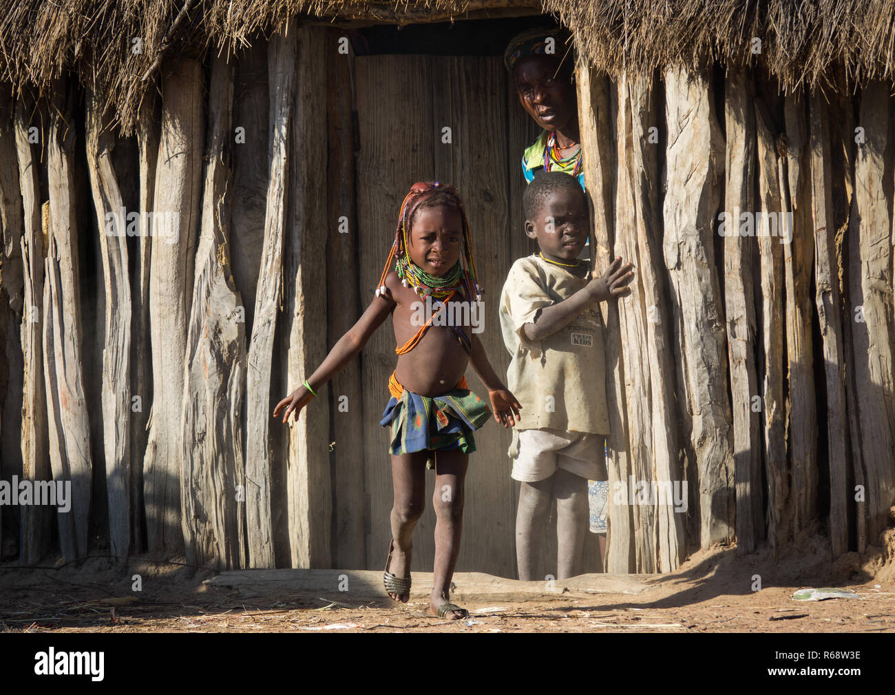Tribù Mwila kids, Provincia di Huila, Chibia, Angola Foto Stock