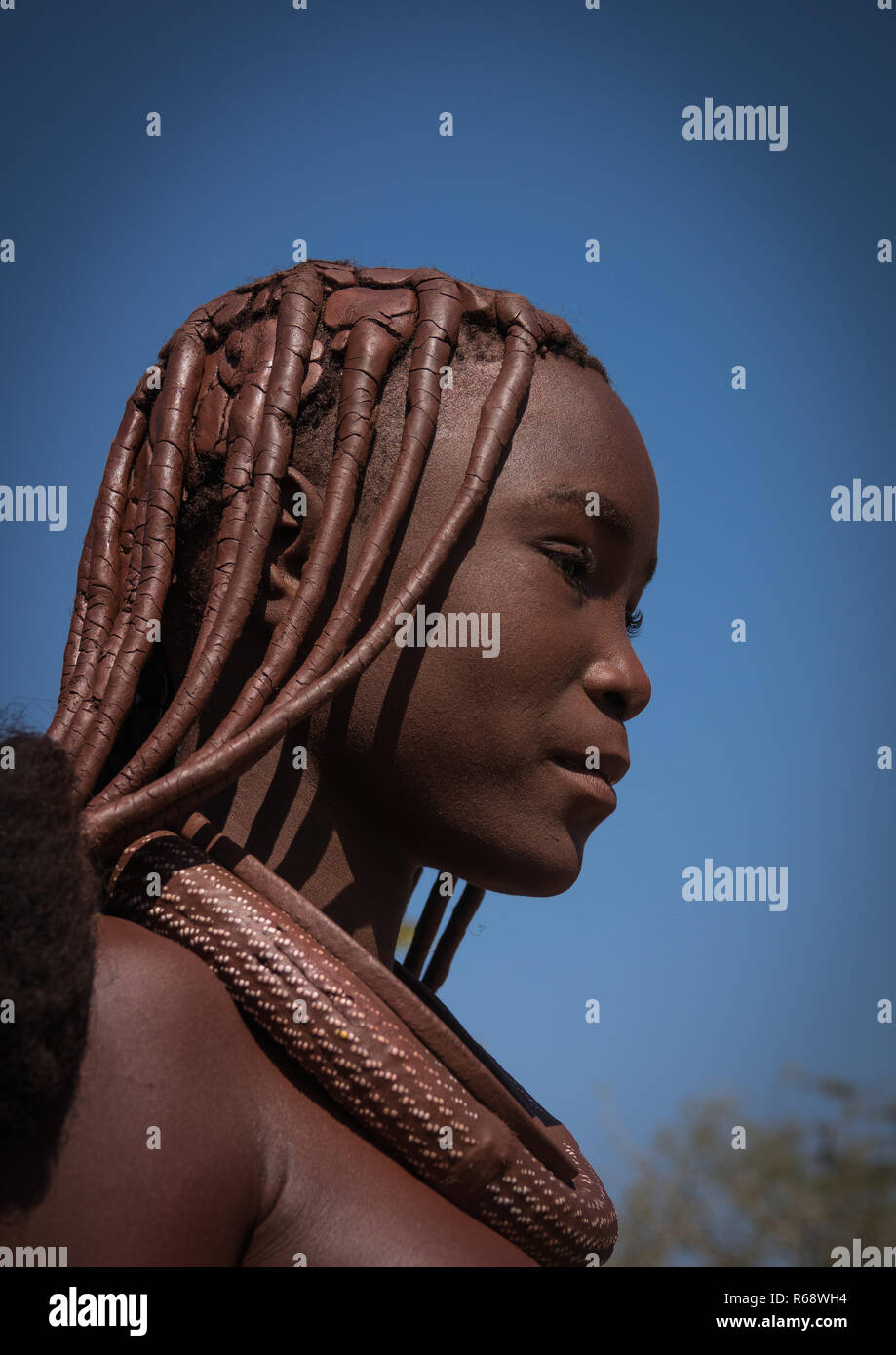 Ritratto di una tribù Himba giovane donna, Provincia del Cunene, Oncocua, Angola Foto Stock