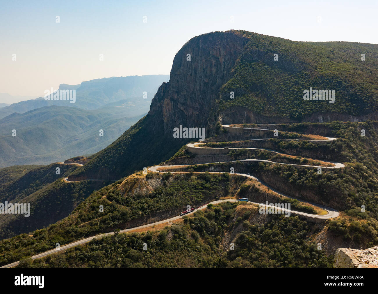 La tortuosa strada a serra da Leba affacciato sulla scogliera, Provincia di Huila, Lubango, Angola Foto Stock