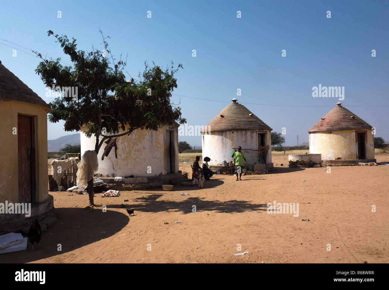 Villaggio costruito dal portoghese con case circolari, provincia di Namibe, Caraculo, Angola Foto Stock