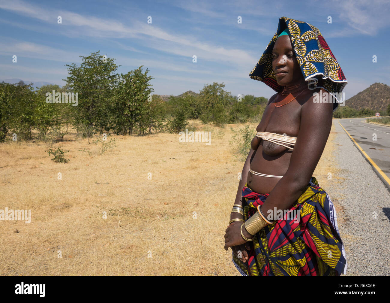 Tribù Mucubal donna bracciali di vendita sul lato della strada , provincia di Namibe, Capangombe, Angola Foto Stock