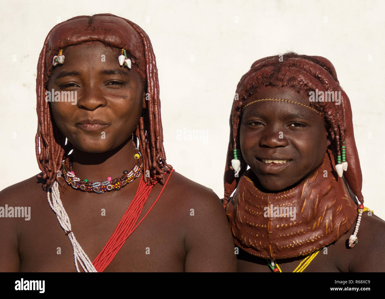 Tribù Mwila giovani donne con il tradizionale collana, Provincia di Huila, Lubango, Angola Foto Stock