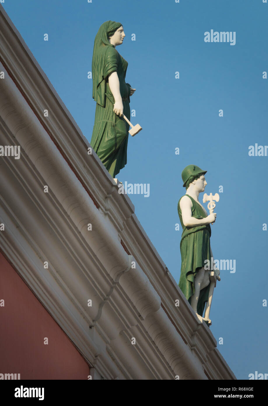 Le statue sulla sommità di un portoghese vecchio edificio coloniale, Provincia di Luanda, Luanda, Angola Foto Stock