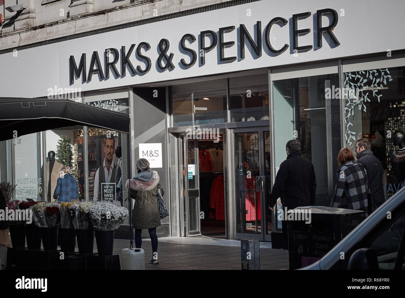 Gli amanti dello shopping al di fuori di Marks & Spencer store front, Cheltenham High Street Foto Stock