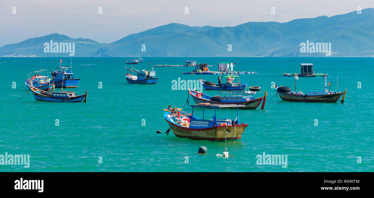 Il vietnamita di costa che si affaccia sul mare della cina del sud in Nha Trang Vietnam con un oceano turchese e barche da pesca. Foto Stock