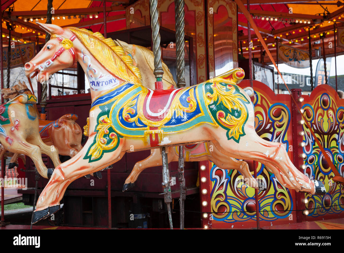 Giostra cavallo Merry Go Round con cavalli al galoppo al Luna Park ad un Festival Invernale, Helensburgh, Argyll, Scozia Foto Stock