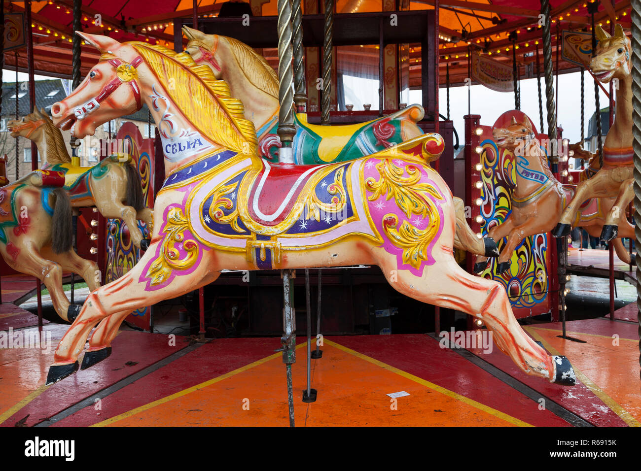Giostra cavallo Merry Go Round con cavalli al galoppo al Luna Park ad un Festival Invernale, Helensburgh, Argyll, Scozia Foto Stock
