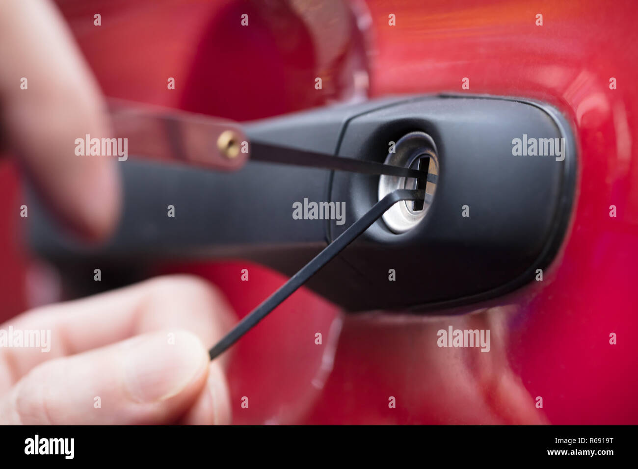 Mano umana apertura auto della porta con Lockpicker Foto Stock
