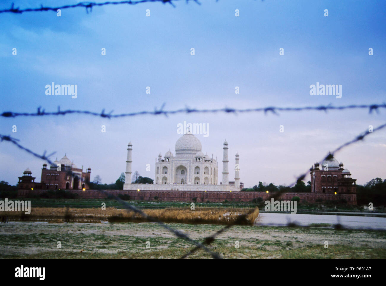 Taj Mahal, mausoleo in marmo bianco d'avorio, meraviglie del mondo, patrimonio dell'umanità dell'UNESCO, Agra, Uttar Pradesh, India, Asia Foto Stock