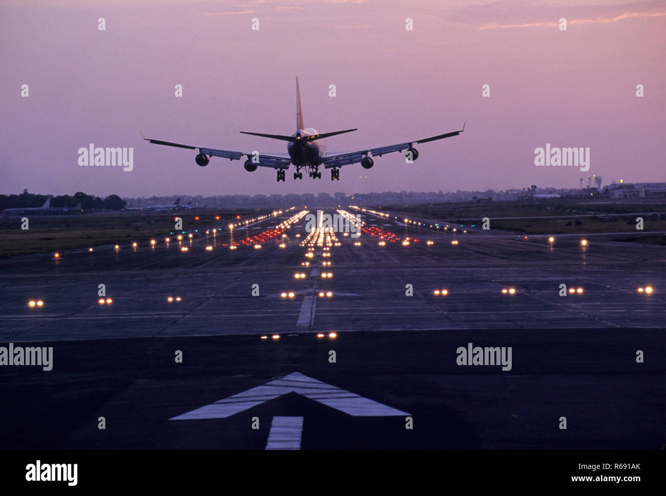 Atterraggio aereo, aeroporto di Santa Cruz, aeroporto internazionale Chhatrapati Shivaji Maharaj, Bombay, Mumbai, Maharashtra, India, Asia, Asia, India Foto Stock