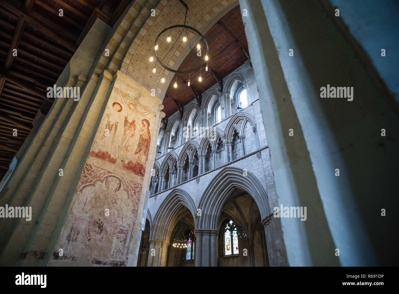 St Albans Cathedral Regno Unito, vista di un muro medievale dipinto raffigurante la Crocifissione di Cristo all'interno di St Albans Cathedral, Hertfordshire, Inghilterra, Regno Unito. Foto Stock