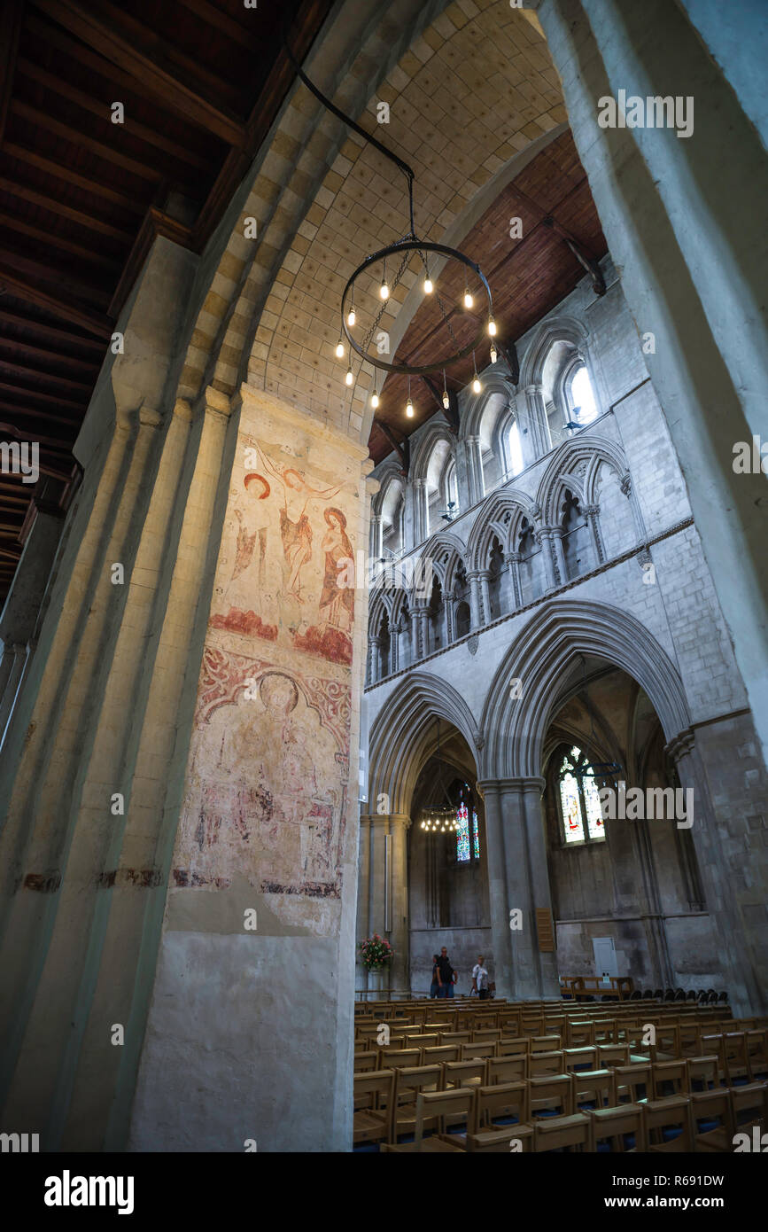 St Albans Cathedral Regno Unito, vista di un muro medievale dipinto raffigurante la Crocifissione di Cristo all'interno di St Albans Cathedral, Hertfordshire, Inghilterra, Regno Unito. Foto Stock