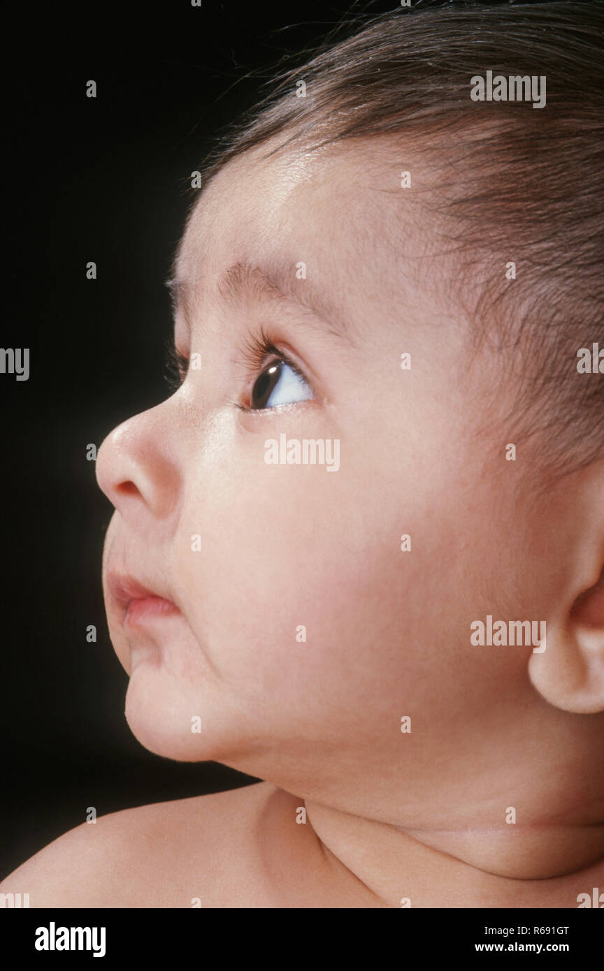 bambino che osserva in su Foto Stock