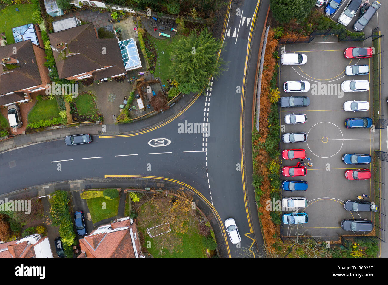 Vista aerea di veicoli che viaggiano su strade in periferia in una città nel Regno Unito Foto Stock