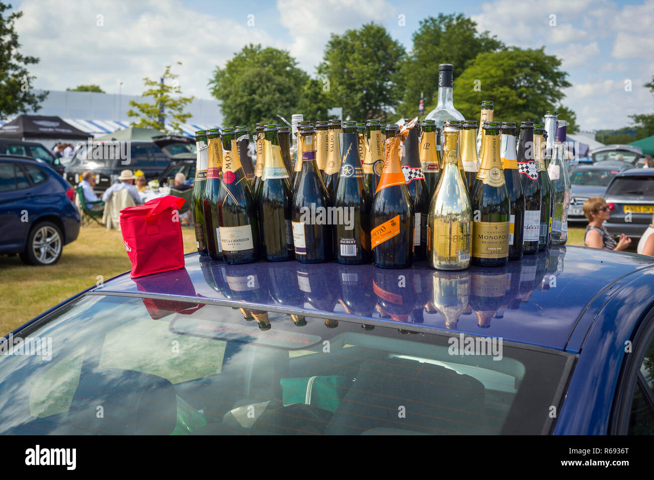 Svuotare le bottiglie di Champagne sul tetto di una vettura a Henley Royal Regatta Foto Stock