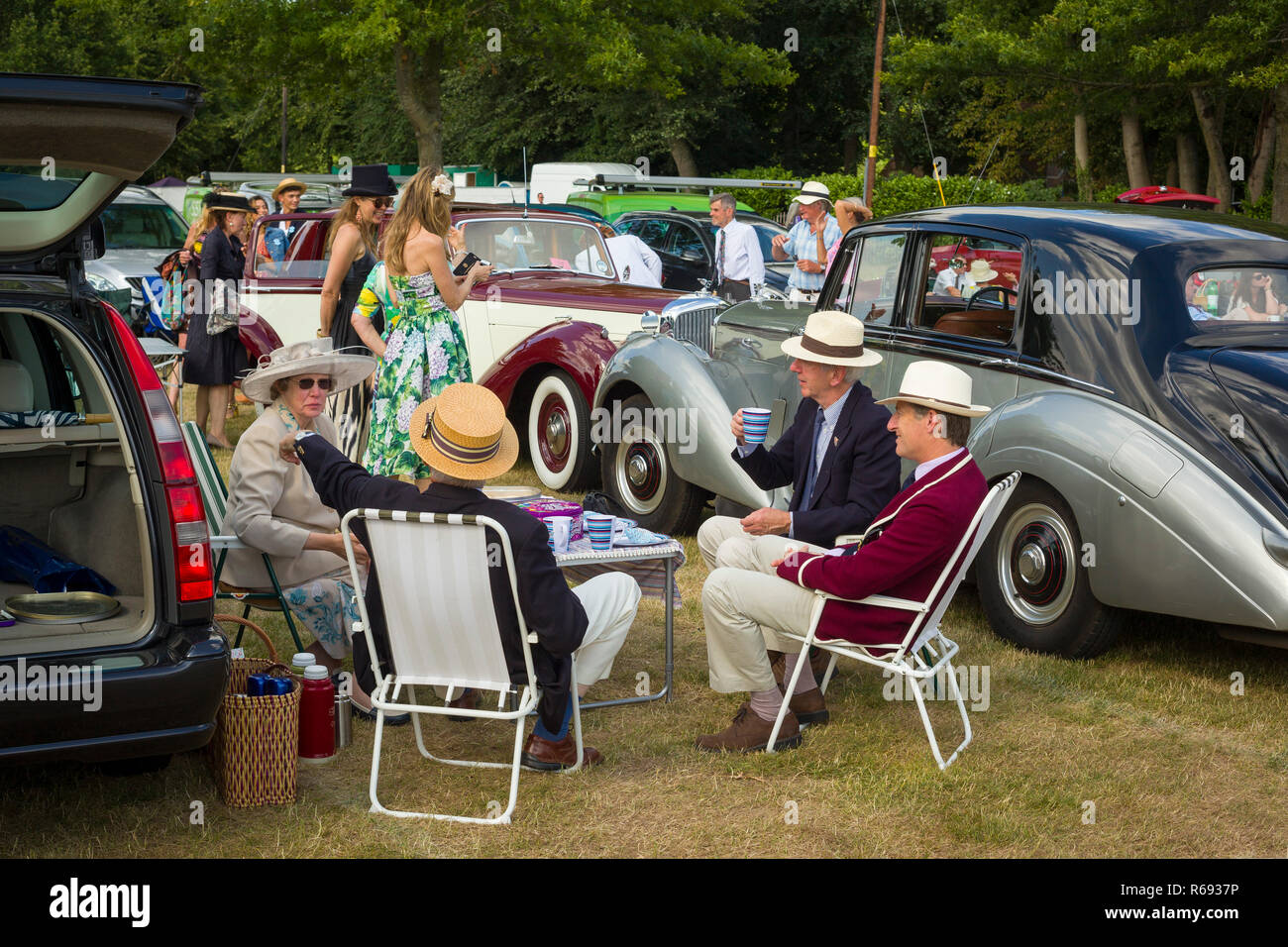 Godendo di un picnic accanto alla loro vintage Bentleys a Henley Royal Regatta Foto Stock