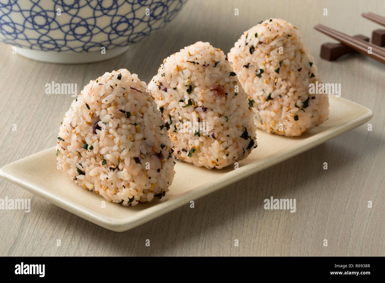 Fresche tradizionali fatti in casa onigiri giapponesi su un piatto di portata Foto Stock