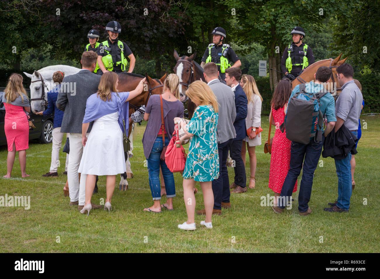 Gli spettatori di chat a montata la Thames Valley Police e ammirare i cavalli a Henley Royal Regatta Foto Stock