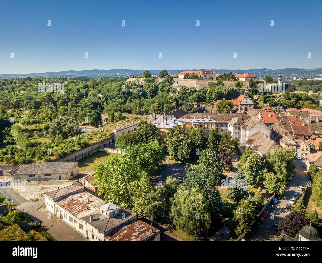 Vista aerea di Petrovaradin Novi Sad rocca dall'Austria turco volte in Serbia ex Jugoslavia lungo il fiume Danubio Foto Stock