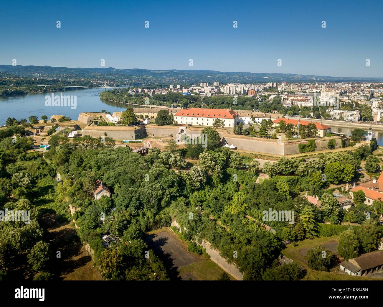 Vista aerea di Petrovaradin Novi Sad rocca dall'Austria turco volte in Serbia ex Jugoslavia lungo il fiume Danubio Foto Stock