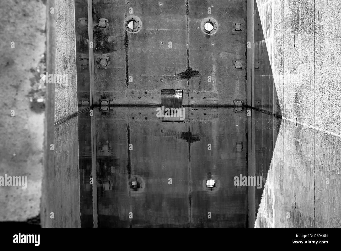 Abstract vuoti di cemento bianco design con colonne caotica strutture. Architettura moderna sfondo con linee astratte Foto Stock