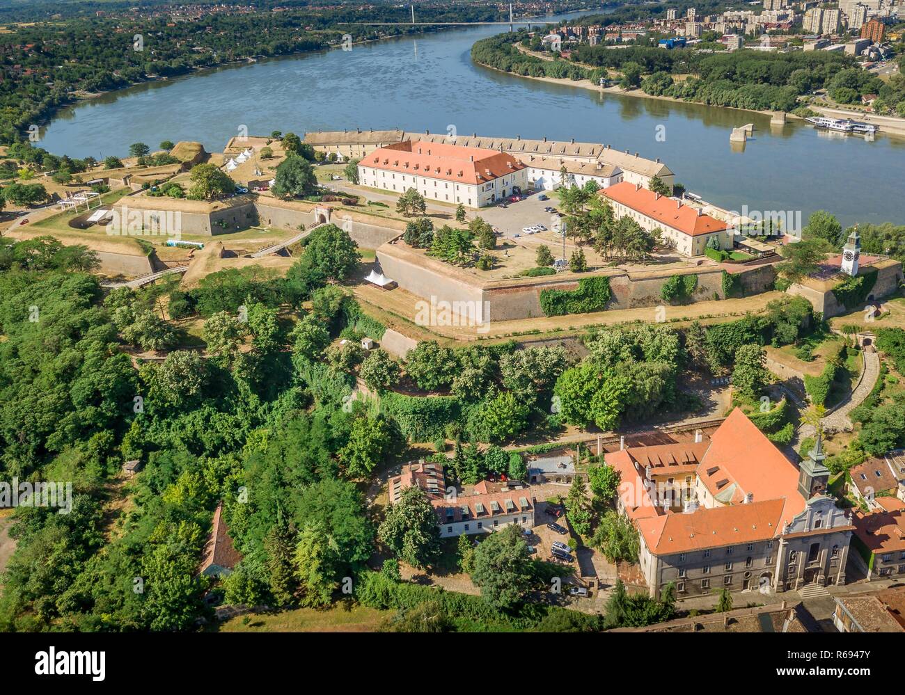 Vista aerea di Petrovaradin Novi Sad rocca dall'Austria turco volte in Serbia ex Jugoslavia lungo il fiume Danubio Foto Stock