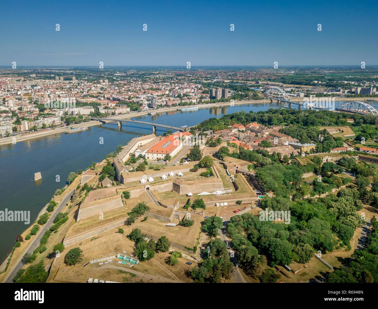 Vista aerea di Petrovaradin Novi Sad rocca dall'Austria turco volte in Serbia ex Jugoslavia lungo il fiume Danubio Foto Stock