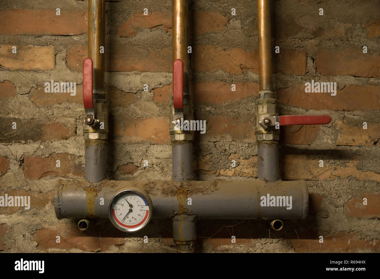 Tubi in seminterrato sala caldaie Foto Stock