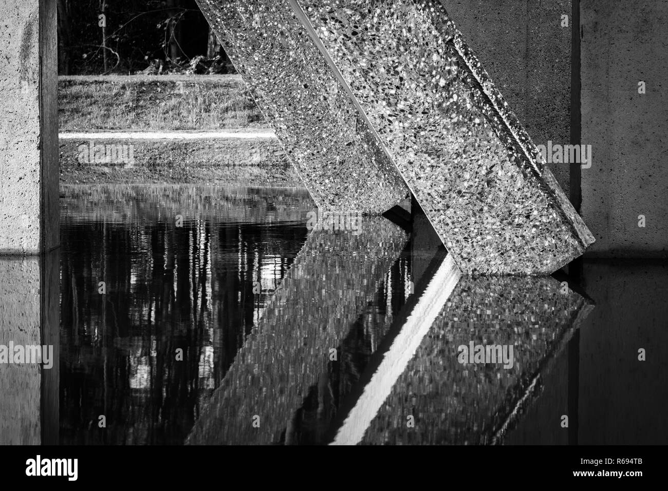 Abstract vuoti di cemento bianco design con colonne caotica strutture. Architettura moderna sfondo con linee astratte Foto Stock