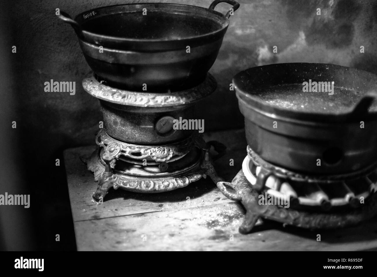 . La fede gli utensili da cucina. Vintage il bollitore e la vecchia stufa di kerosene. Foto Stock