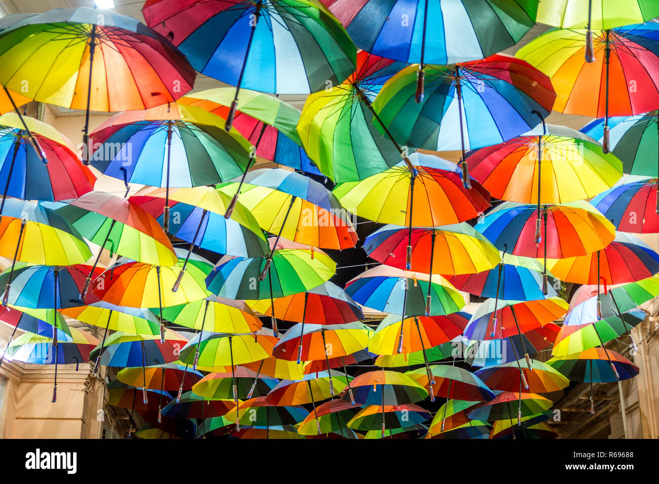 Ombrelli decorativo nelle strade di Bucarest, Romania Foto Stock