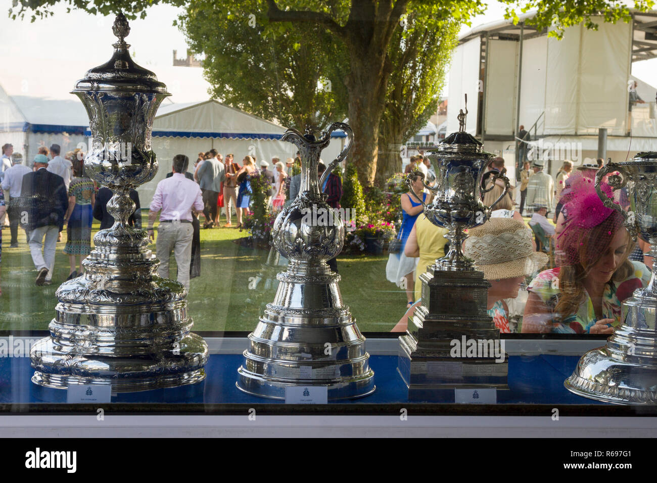 Prizewinnners' Trofei sul display in steward' involucro a Henley Royal Regatta Foto Stock