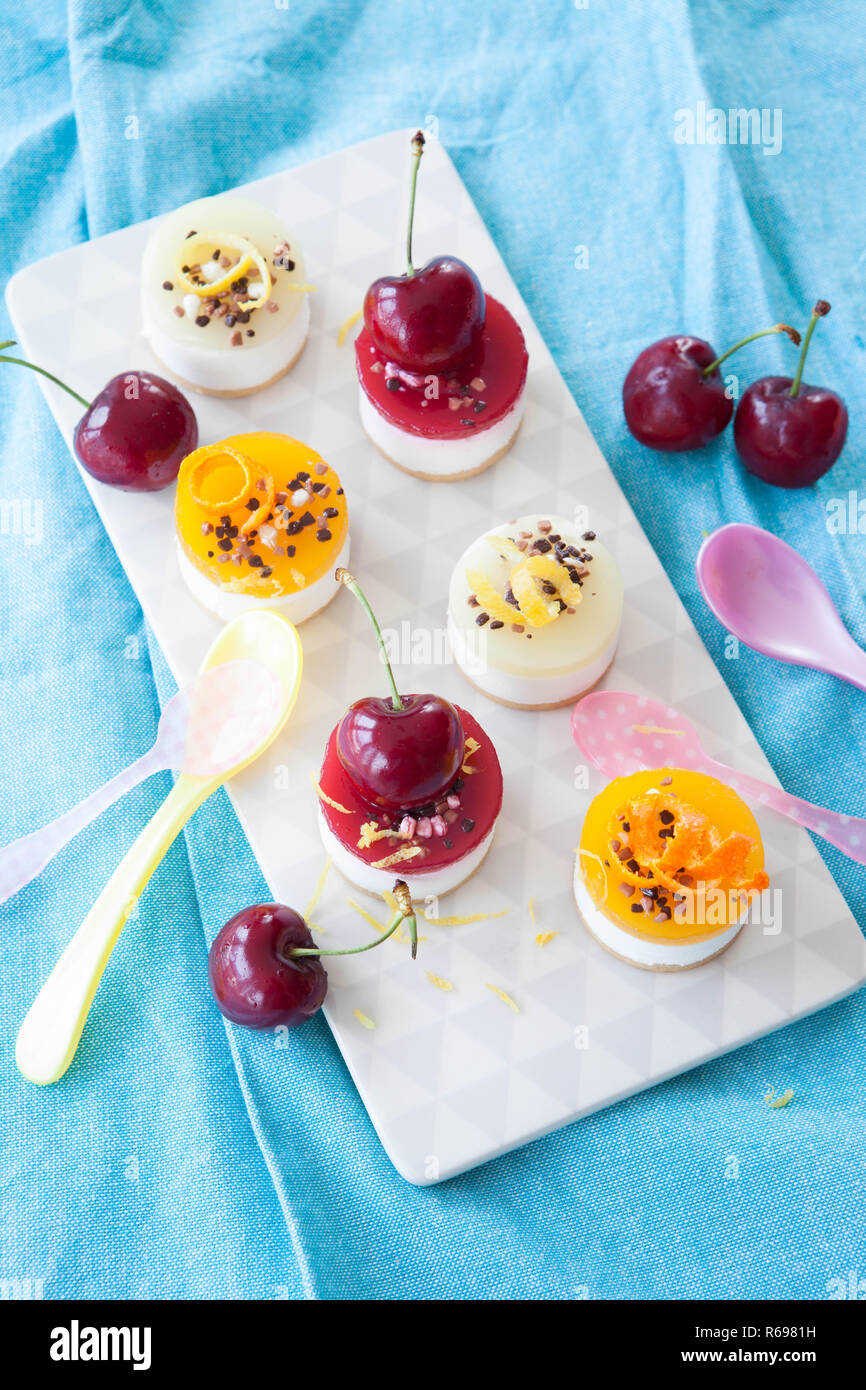 Poco dolci di ricotta con frutta Foto Stock