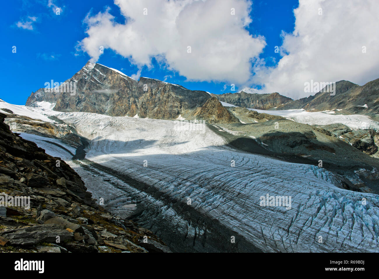 Il picco Allalinhorn sorge sopra il ghiacciaio Allalingletscher, Saas fee, Vallese, Svizzera Foto Stock