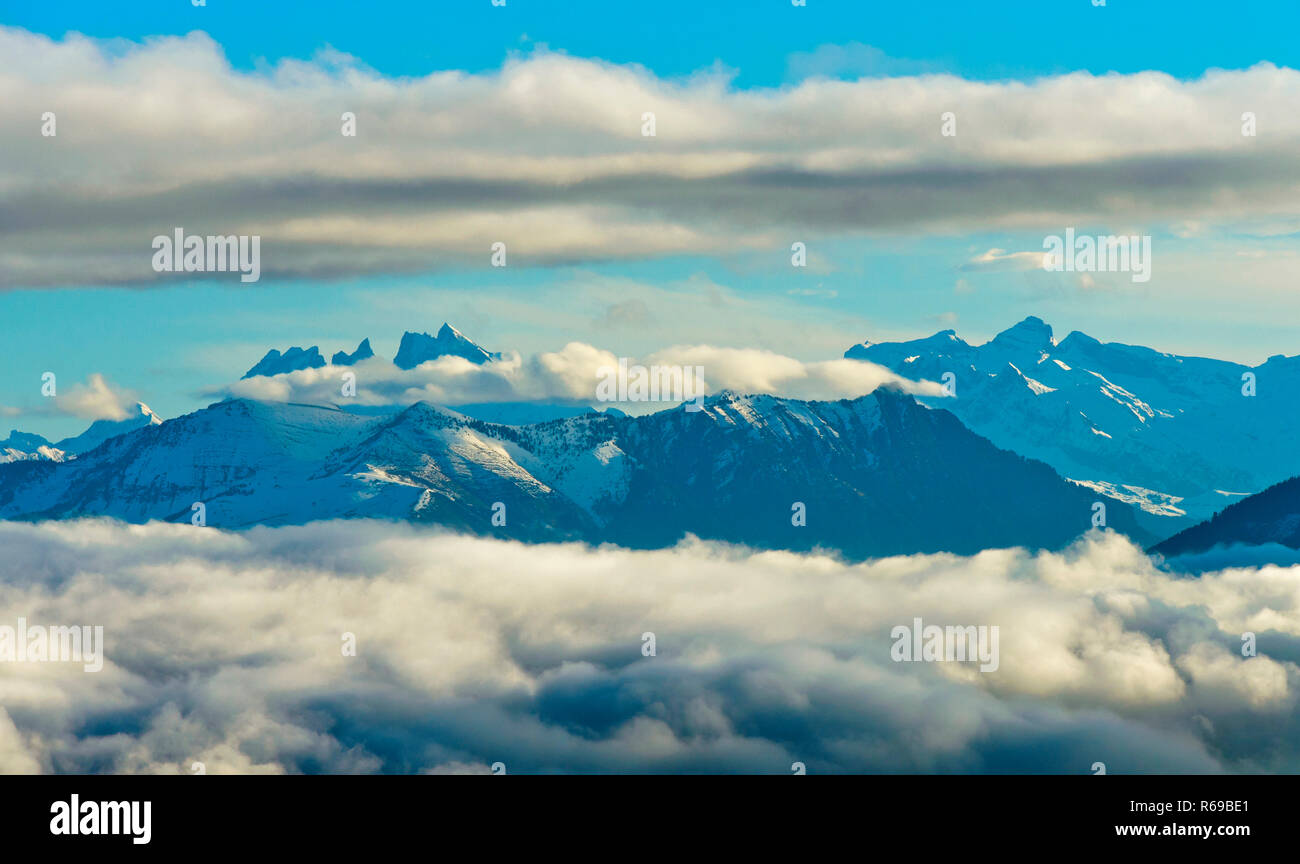 Mare di nebbia al di sopra della Valle di Arve, cime delle Alpi Francesi vicino a Chamonix dietro, Alta Savoia, Francia Foto Stock