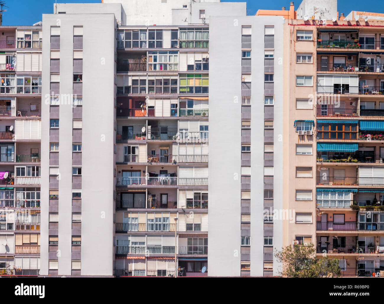 Vista frontale di un High-Rise Residencial edificio con balconi e tende a Algeciras, Spagna Foto Stock