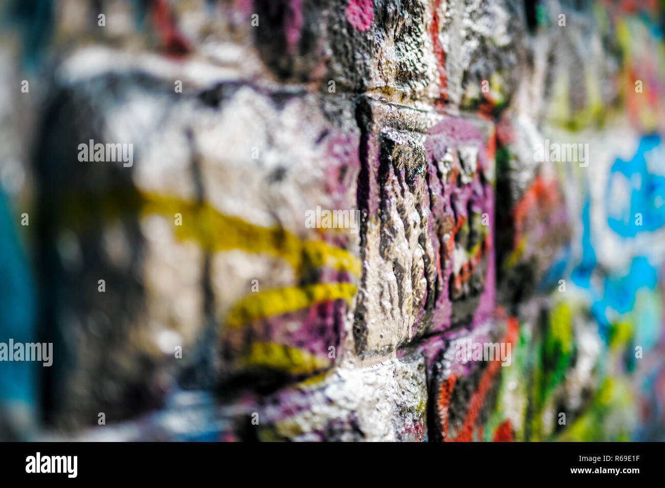 Creato con muro di graffiti di blocchi di cava. Foto Stock