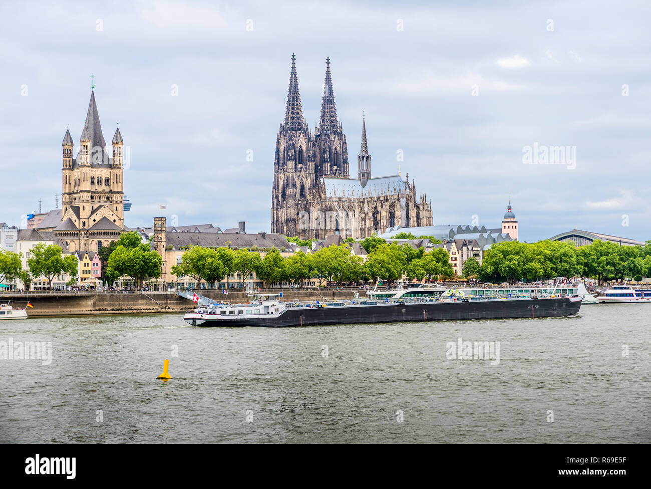 Una Barca Sul Fiume Di Fronte Lo Sfondo Della Cattedrale Di Colonia Foto Stock Alamy