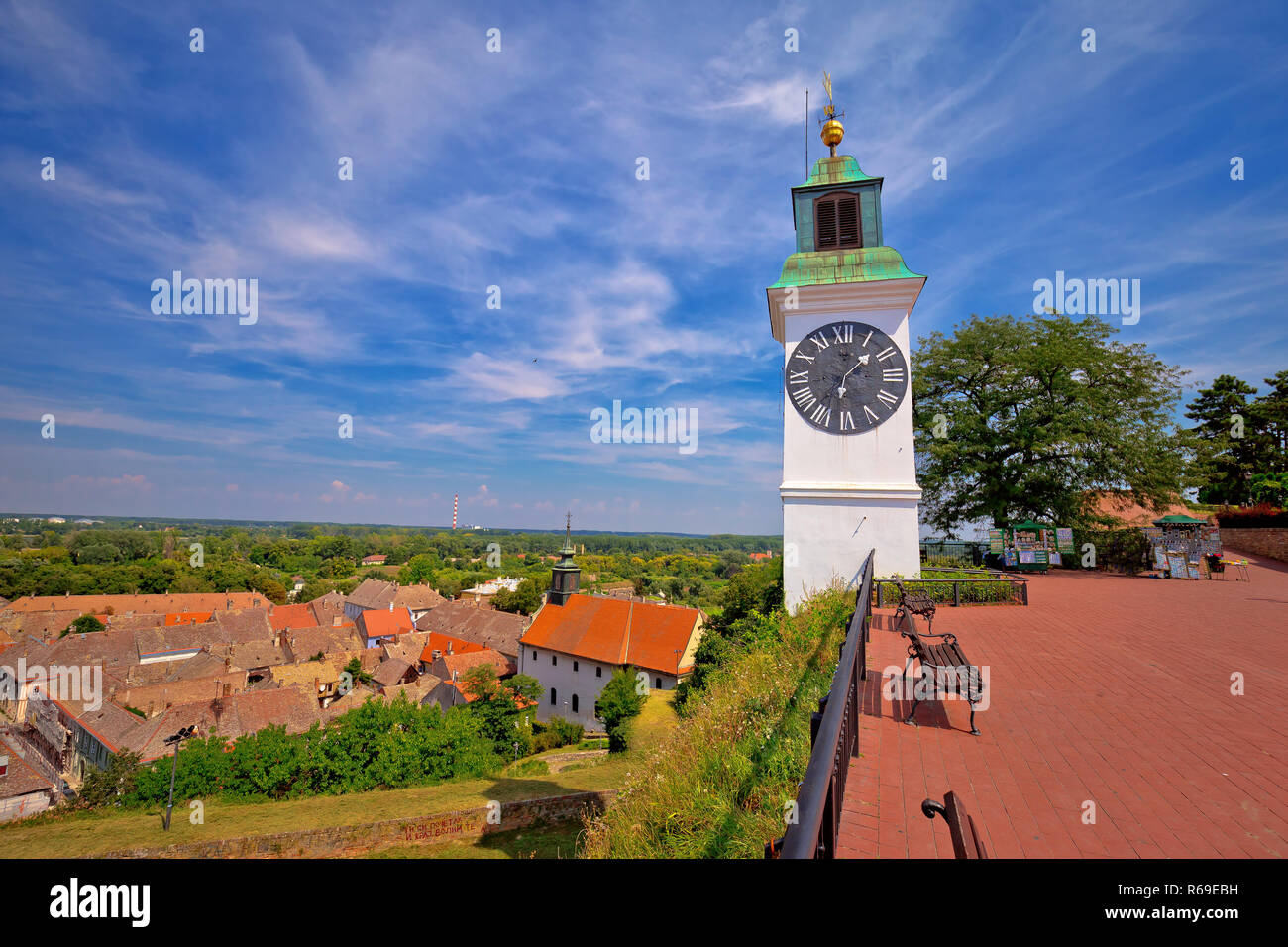 Petrovaradin clock tower e tetti sul Danubio vista della costa, Novi Sad nella regione della Vojvodina di Serbia Foto Stock