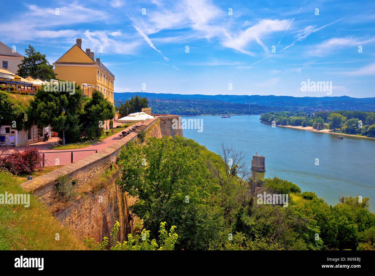 Fiume Danubio panorama dal vecchio hillside Petrovaradin town, Novi Sad nella regione della Vojvodina di Serbia Foto Stock