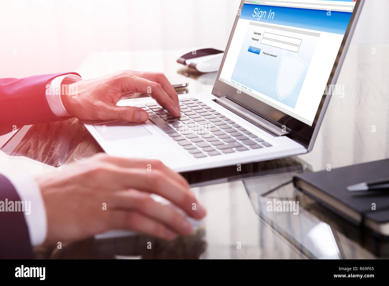 I mediatori firma in un sito Web sul computer portatile Foto Stock