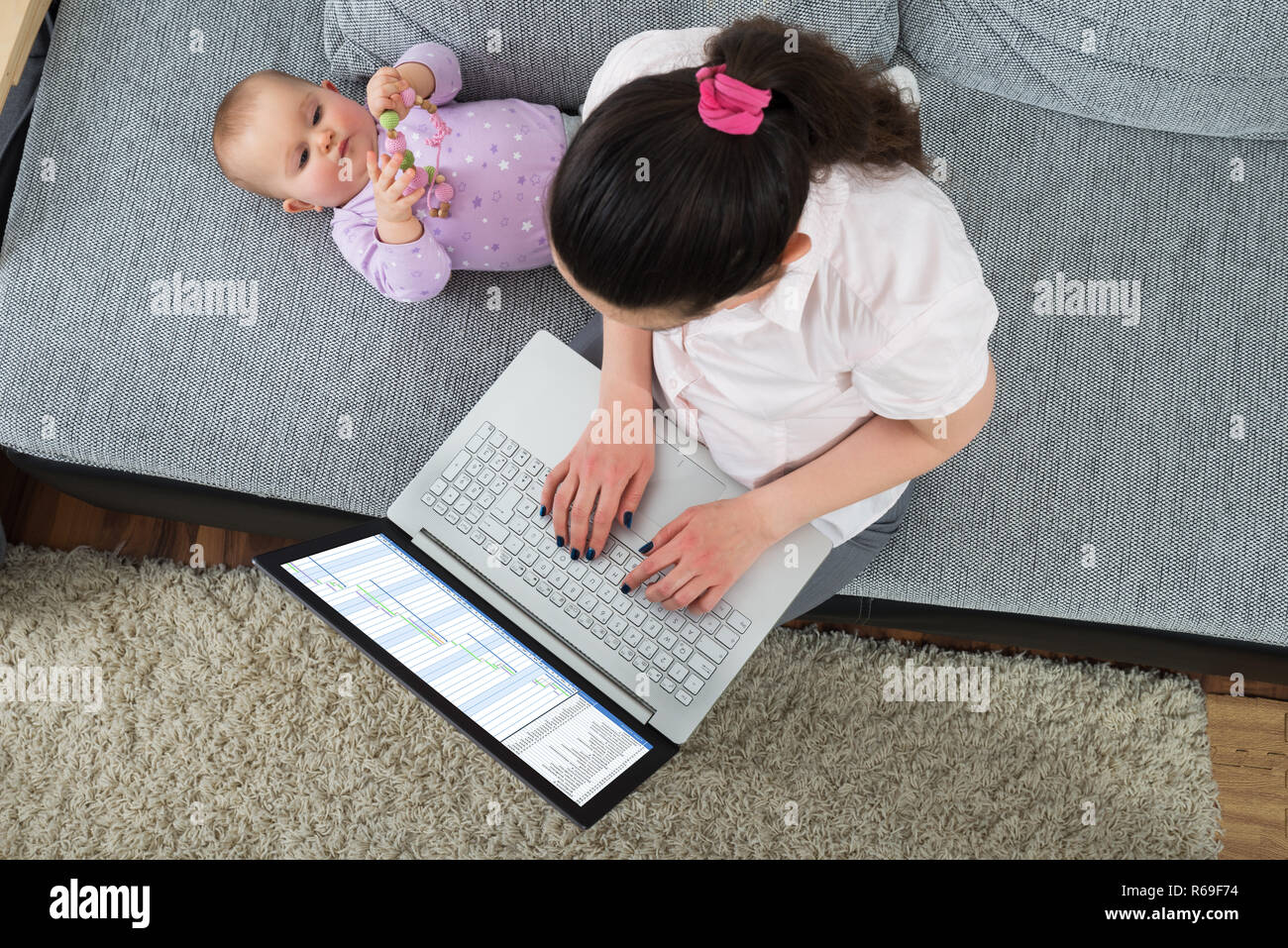 Donna con notebook Foto Stock