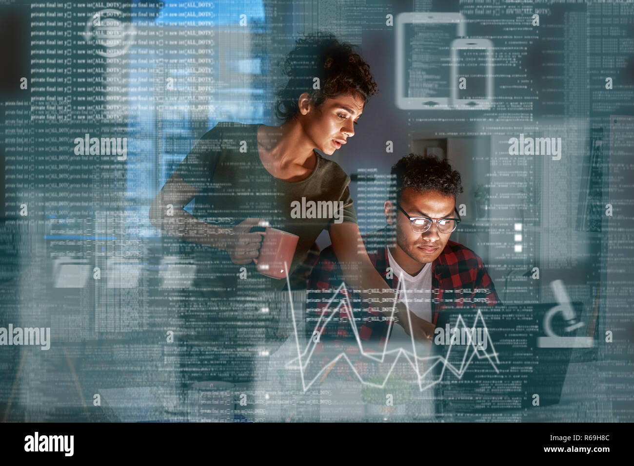 Giovane sviluppatore indiano e il suo direttore di progetto a discutere il codice dell'applicazione Foto Stock