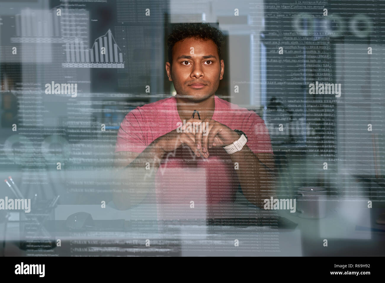 Giovani spectacled concentrata indiano analista di dati utilizzando i dati di grandi dimensioni Foto Stock