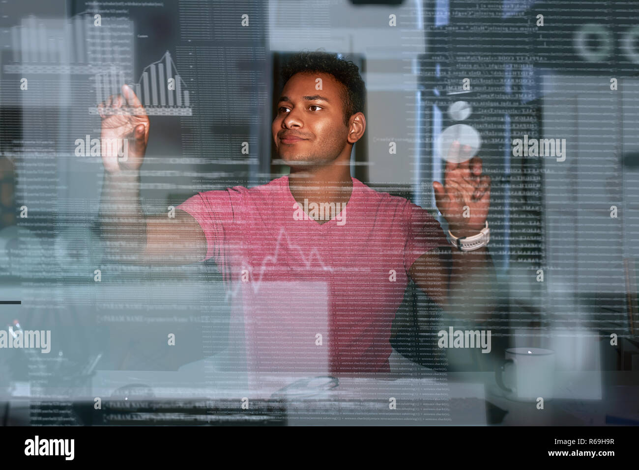 Giovani indiani concentrato analista di dati utilizzando i dati di grandi dimensioni per soluzioni make Foto Stock