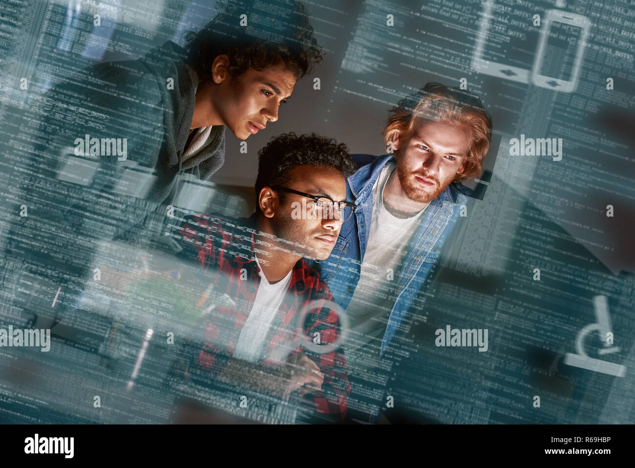 Ritagliato shot di giovani sviluppatori che lavorano le ore di lavoro straordinario Foto Stock