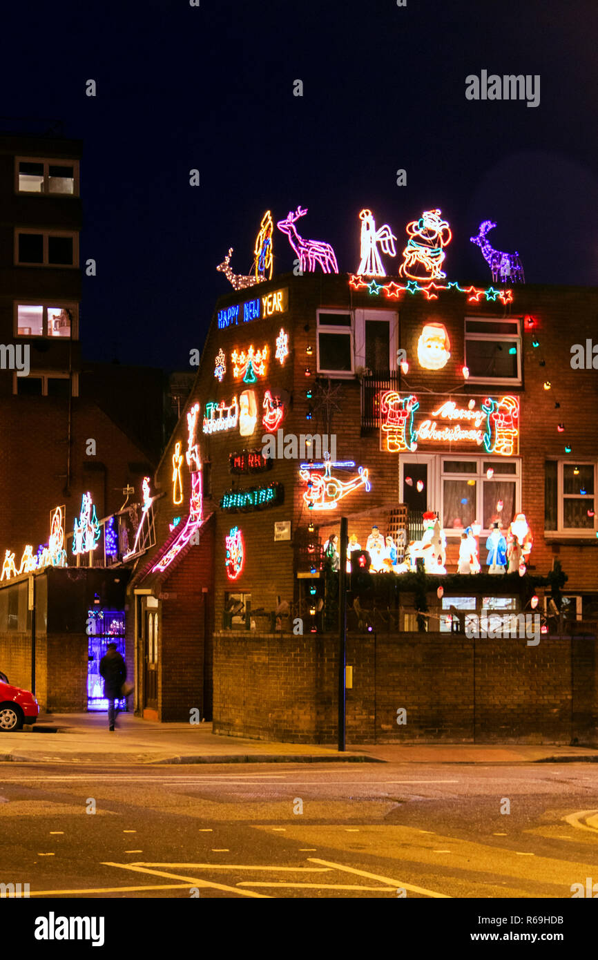 Una casa su una Londra Nord alloggiamento estate stravagante decorate con molte luci di Natale e ornamenti, London, Regno Unito Foto Stock