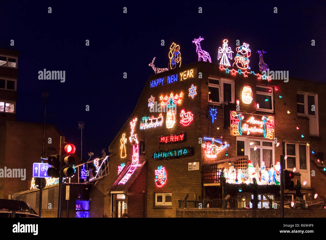 Una casa su una Londra Nord alloggiamento estate stravagante decorate con molte luci di Natale e ornamenti, London, Regno Unito Foto Stock