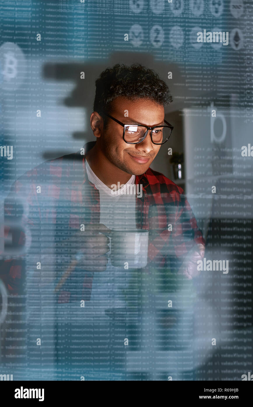 Programmatore di giovani pensando di ICO e moneta offerta di successo Foto Stock